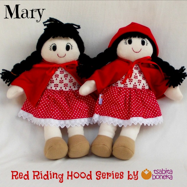 Red Riding Hood tinggi 35cm Kostum yang bisa dibongkar pasang , terbuat dari katun, kaus , polar fleece ,felt diisi serat silikon/dakron, rambut dari benang rajut katun. Wajah disulam tangan. Washable (handwash)  Berminat hubungi kami melalui SMS/WA di 08129597095